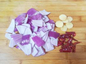 洋葱切成小块，生姜切成片，干红辣椒掰成小段。 