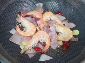 下入海虾翻炒至变色。 