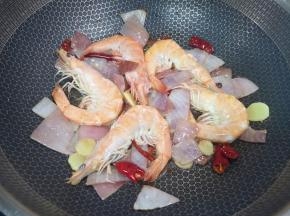 下入海虾翻炒至变色。 
