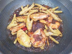 加入调好的酱汁翻炒两分钟。 