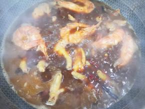 加开水没过食材，烧开以后转中火炖20分钟。 