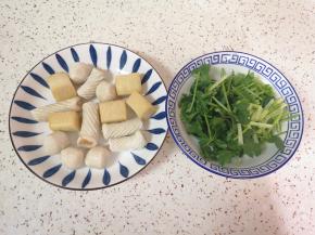 鱼丸冲洗一下，香菜洗干净切成段。 