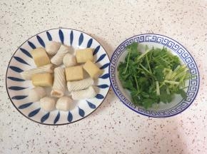 鱼丸冲洗一下，香菜洗干净切成段。 