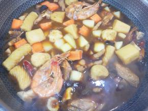 再下入土豆和胡萝卜翻炒均匀炖5分钟。 