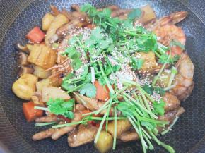 大火收汁关火，下入香菜撒上熟白芝麻。 