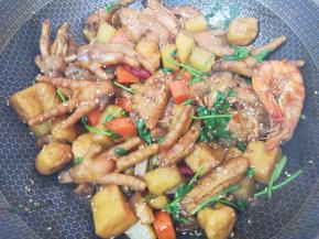 利用锅的余温翻炒均匀即可。 