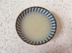 温水中加入糖和发酵粉混合均匀。