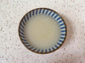 温水中加入糖和发酵粉混合均匀。