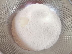 面粉中加入猪油。