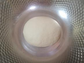分次加入酵母水，揉成一个光滑的面团。