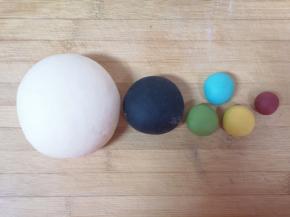 取50g白色的面团加入竹碳粉揉成黑色的面团，取30g白色的面团，10g一份分别加入大麦苗粉、南瓜粉和蓝色色素揉成绿色的、黄色的和蓝色的面团，取5g白色面团加入红曲粉揉成红色的面团，盖上保鲜膜备用。