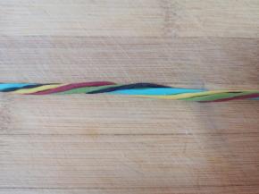 彩色的面团分别取一点搓成细长条，拧在一起备用。