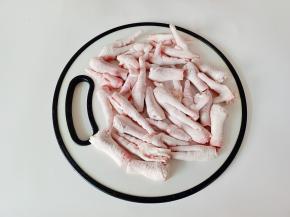 鸡爪冷水浸泡半小时，切块备用。