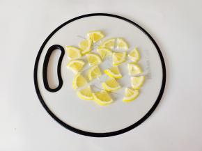 柠檬先切片再对半切成四份。