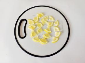 柠檬先切片再对半切成四份。