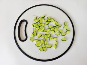 黄瓜洗净切成片。