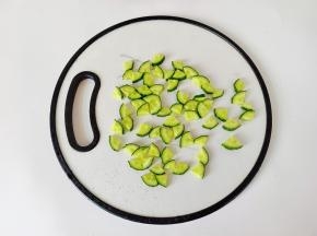 黄瓜洗净切成片。