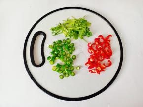 青红辣椒，香菜切好备用。