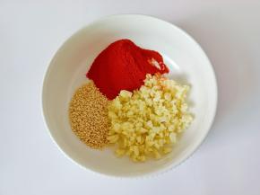 碗里放入蒜末，辣椒粉，芝麻。