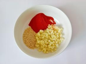 碗里放入蒜末，辣椒粉，芝麻。