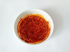 淋上热油激发香味。