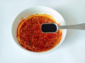 加生抽，蚝油，醋，糖，芝麻油拌均匀。