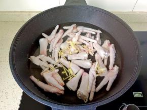 鸡爪冷水下锅，加入生姜。