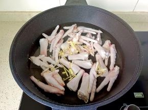 鸡爪冷水下锅，加入生姜。