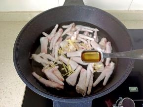 加入料酒去腥，开大火煮十五分钟。