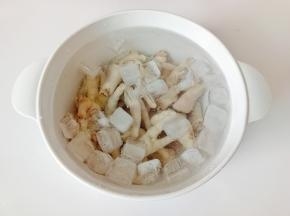 煮好的鸡爪放入冰水浸泡十分钟，鸡胗更加Q弹劲道。