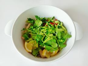 把鸡爪，柠檬，辣椒，黄瓜，香菜都放一起。