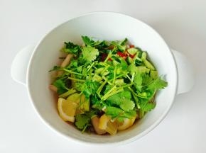 把鸡爪，柠檬，辣椒，黄瓜，香菜都放一起。