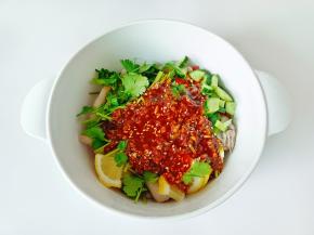 淋上调好的料汁，抓拌均匀腌制两小时就可以。