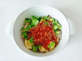 淋上调好的料汁，抓拌均匀腌制两小时就可以。