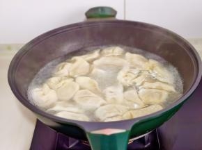 开锅煮皮，盖锅煮馅，煮至饺子漂在水面就熟了。