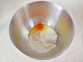 高筋面粉、酵母、绵白糖、盐、鸡蛋放容器里。