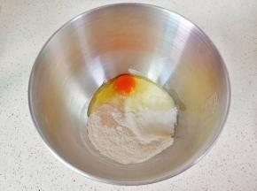 高筋面粉、酵母、绵白糖、盐、鸡蛋放容器里。