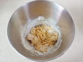 用筷子搅拌均匀后放机器揉10分钟。