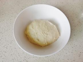 揉好的面团放在容器里发酵至两倍大。