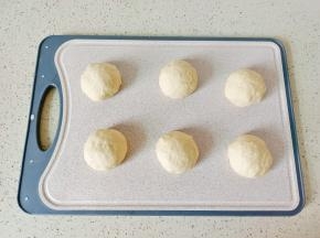 发酵好的面团排气，分成六个。