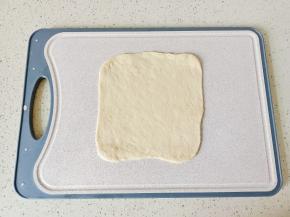 把面团擀成长方形【一根火腿肠的宽度就可以】