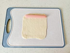 放上一根火腿肠。