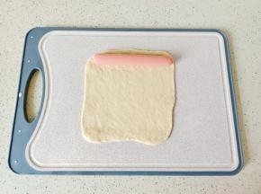 放上一根火腿肠。