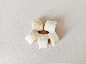 用刀快速切四下。