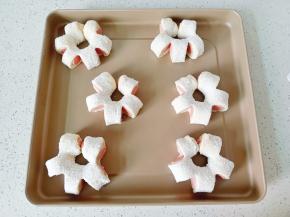 放入不粘烤盘再次发酵两倍大。