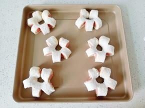 放入不粘烤盘再次发酵两倍大。