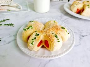 刚烤好的火腿椰蓉面包，外皮酥脆酥脆的，里面软乎乎的，太好吃了！