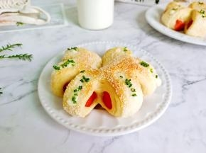 刚烤好的火腿椰蓉面包，外皮酥脆酥脆的，里面软乎乎的，太好吃了！