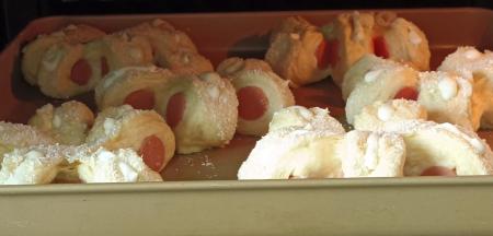 发酵好的面团剪开一个口，挤上沙拉酱，喜欢葱香味的可以撒一点葱花，放预热好的烤箱175度烤15分钟。