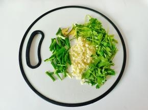 葱姜蒜切好备用。